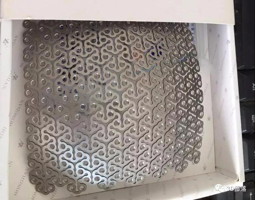 颅骨缺损，用钛网修补还是用PEEK?