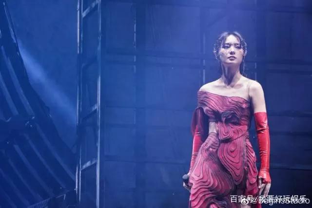 周笔畅穿3D打印纱裙性感亮相福州演唱会，跳女团舞毫无违和感