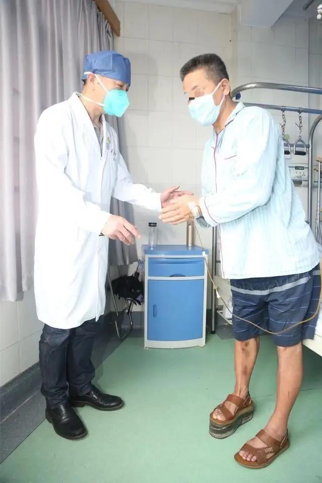 双腿长短不一，男子自制“高跟鞋”穿了10年！3D打印助他“补髋”