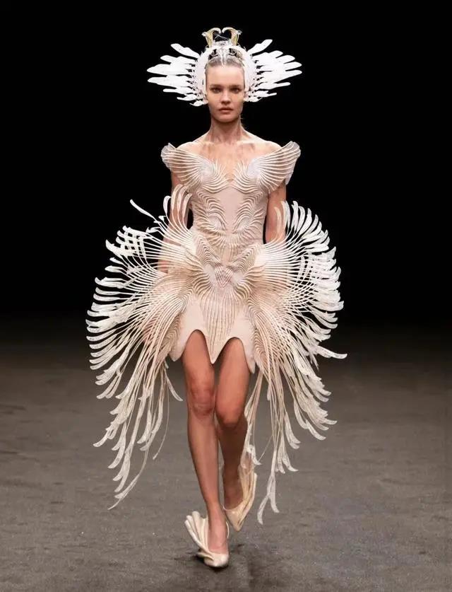 云端看秀｜“抛弃”布料，3D打印和再生面料让服装更魔幻
