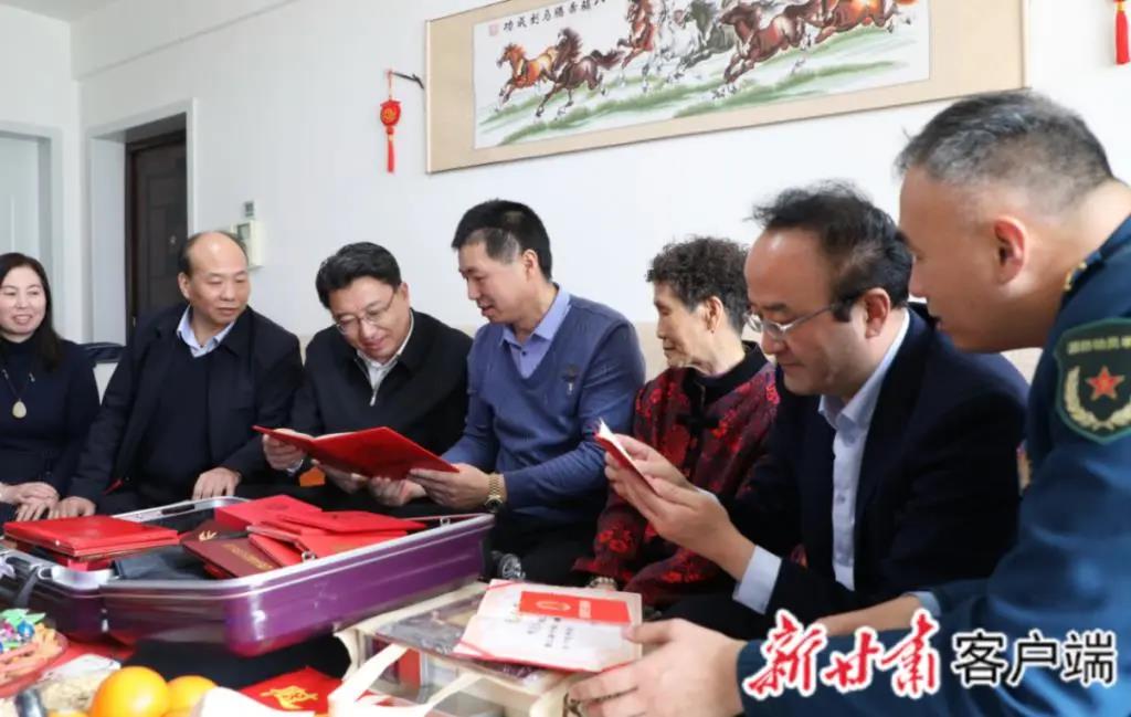 ​“英雄团长”伤得有多重？看到他的颅骨模型，泪奔了