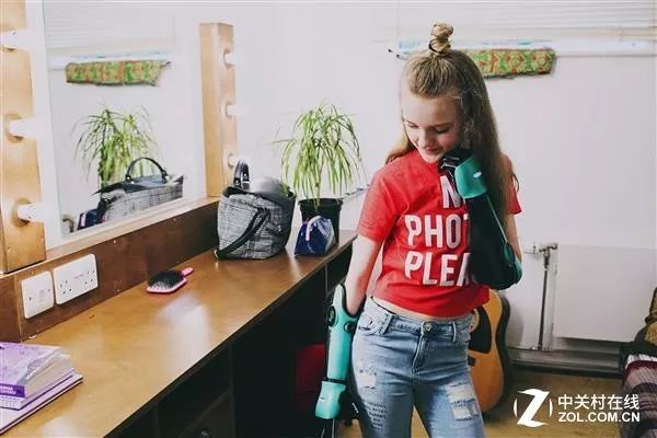 仿生手臂是世界上第一个经医学认证的3D打印假肢